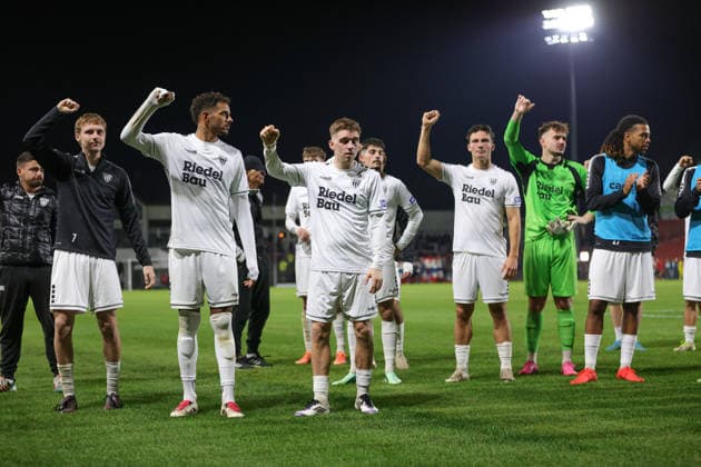 October 2, 2026, Soccer, Men s, Bavarian Regional League, 2026–2027 Season, Matchday 12: SpVgg Unterhaching vs. FC Schweinfurt 05. The Schweinfurt team poses for their traveling fans after the final whistle at Unterhaching Uhlsport Park, Unterhaching, Bavaria, Germany