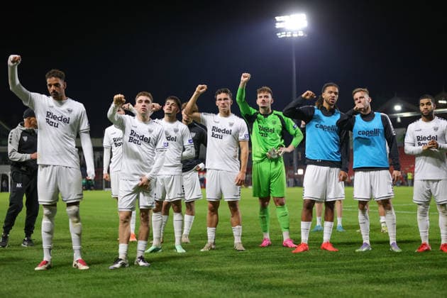 October 2, 2026, Soccer, Men s, Bavarian Regional League, 2026–2027 Season, Matchday 12: SpVgg Unterhaching vs. FC Schweinfurt 05. The Schweinfurt team poses for their traveling fans after the final whistle at Unterhaching Uhlsport Park, Unterhaching, Bavaria, Germany