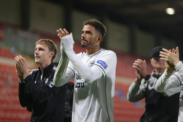 October 2, 2026, Soccer, Men s, Bavarian Regional League, 2026–2027 Season, Matchday 12: SpVgg Unterhaching vs. FC Schweinfurt 05, Mike Dellinger (FC Schweinfurt 05), 10, greeted with applause by the fans at Unterhaching’s Uhlsport Park, Unterhaching, Bavaria, Germany