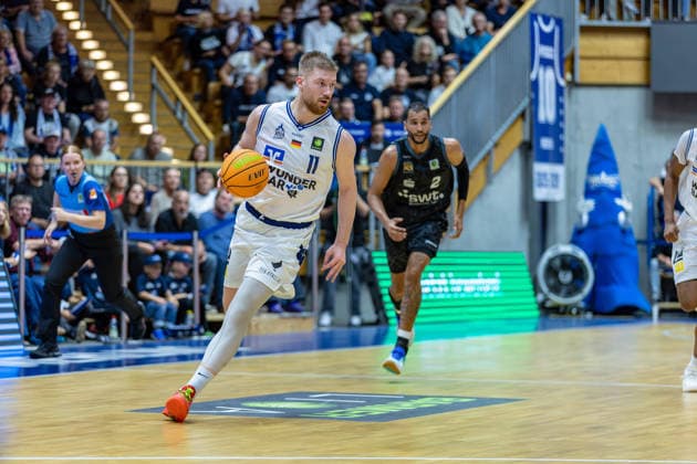 Luc van Slooten, HAKRO Merlins Crailsheim, No. 11 driving in alone for a dunk, GER, HAKRO Merlins Crailsheim vs. Tigers Tübingen, Basketball, 2nd Basketball Bundesliga, Pro A, Matchday 2, 2026–2027 Season, October 2, 2026, GER, HAKRO Merlins Crailsheim vs. Tigers Tübingen, Basketball, 2nd Basketball Bundesliga, Pro A, Matchday 2, 2026–2027 Season, October 2, 2026, Ilshofen Copyright: xEibner-Pressefoto JanixPlessx EP_JPL