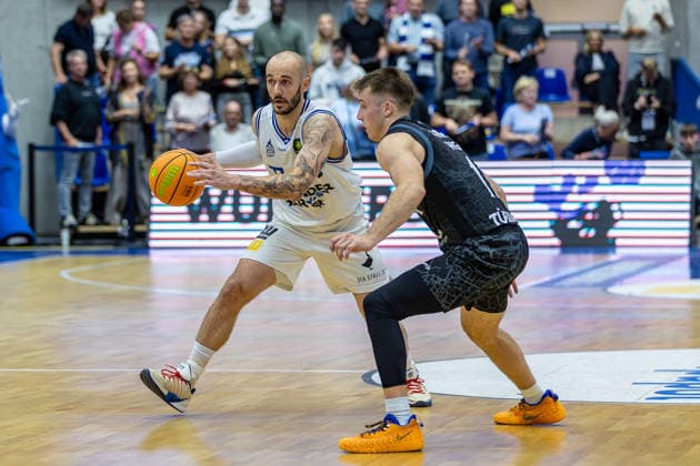 One-on-one: Simon Krajcovic (HAKRO Merlins Crailsheim), 55; Isaac Haney (Tigers Tübingen), 11; facial expression as he looks at a teammate, GER, HAKRO Merlins Crailsheim vs. Tigers Tübingen, Basketball, 2nd Basketball Bundesliga, Pro A, Matchday 02, 2026–2027 season, October 2, 2026, GER, HAKRO Merlins Crailsheim vs. Tigers Tübingen, Basketball, 2nd Basketball Bundesliga, Pro A, Matchday 2, 2026–2027 season, October 2, 2026, Ilshofen Copyright: xEibner-Pressefoto JanixPlessx EP_JPL