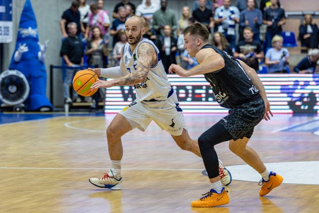 One-on-one: Simon Krajcovic (HAKRO Merlins Crailsheim), 55; Isaac Haney (Tigers Tübingen), 11; facial expression as he looks at a teammate, GER, HAKRO Merlins Crailsheim vs. Tigers Tübingen, Basketball, 2nd Basketball Bundesliga, Pro A, Matchday 02, 2026–2027 season, October 2, 2026, GER, HAKRO Merlins Crailsheim vs. Tigers Tübingen, Basketball, 2nd Basketball Bundesliga, Pro A, Matchday 2, 2026–2027 season, October 2, 2026, Ilshofen Copyright: xEibner-Pressefoto JanixPlessx EP_JPL