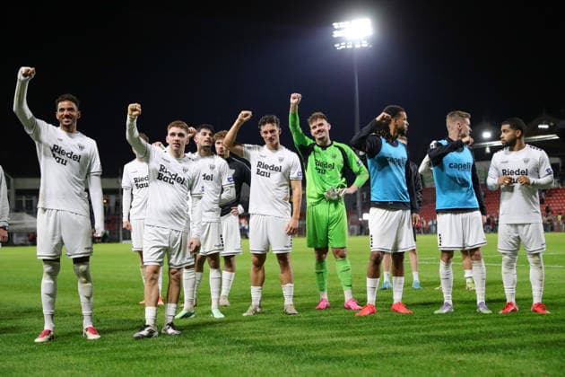 October 2, 2026, Soccer, Men s, Bavarian Regional League, 2026–2027 Season, Matchday 12: SpVgg Unterhaching vs. FC Schweinfurt 05. After the final whistle, the Schweinfurt players thank the fans who traveled with them in the visitors’ section at Unterhaching Uhlsport Park, Unterhaching, Bavaria, Germany
