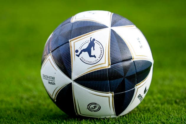 An Erima Senzor Star Match ball from the Regionalliga Südwest lies on the field, displaying the league logo, league logo, sponsor, ball sponsor, official match ball, official match ball, symbolic photo, symbolic image, symbol, cutout, single image, single photo, October 2, 2026, Sandhausen, Germany, soccer, Regionalliga Southwest, SV Sandhausen vs. 1. FC Kaiserslautern II xozx