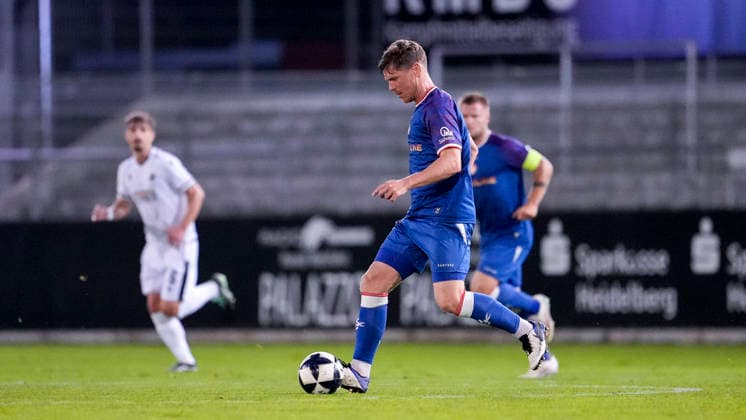 Denis Linsmayer FCK, 6, on the ball, free kick, full-body shot, single frame, single photo, action, 02 10 2026, Sandhausen, Germany, soccer, Regionalliga Südwest, SV Sandhausen 1 FC Kaiserslautern II xozx
