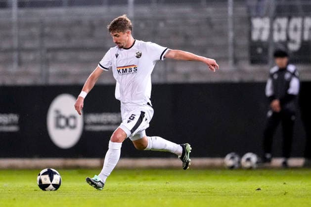 Niklas Tarnat SVS, 6, on the ball, free kick, full-body shot, single frame, single photo, action, 02 10 2026, Sandhausen, Germany, soccer, Regionalliga Südwest, SV Sandhausen vs. 1. FC Kaiserslautern II xozx