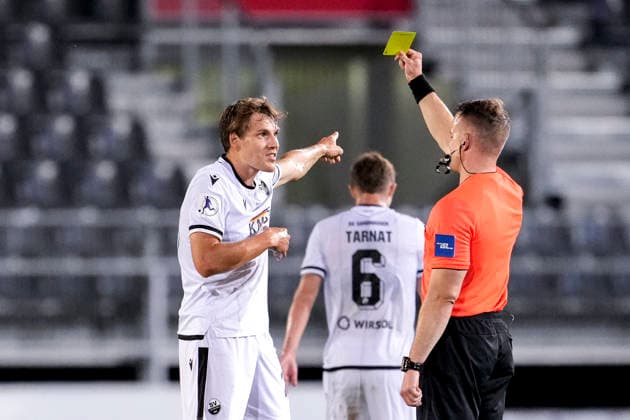 From left: Max Christiansen (SVS), 26, receives a yellow card from referee Vincent Schandry; warning, yellow card, action, play, game scene, conversation, discussion on the field, action, play, game scene, October 2, 2026, Sandhausen, Germany, soccer, Regionalliga Southwest, SV Sandhausen vs. 1. FC Kaiserslautern II xozx
