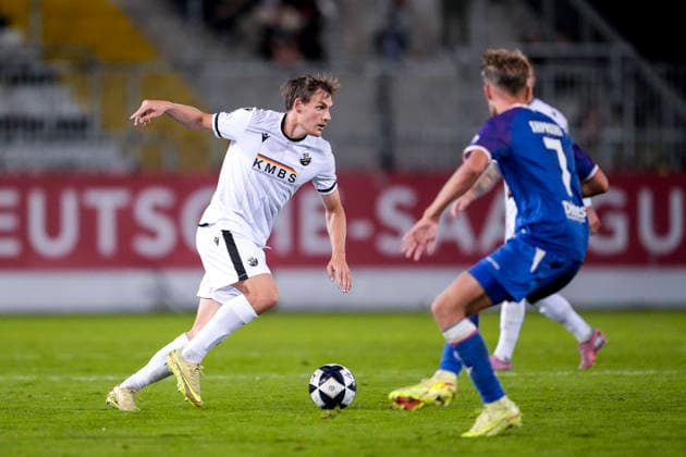 v li Max Christiansen SVS, 26, Nicklas Shipnoski FCK, 7, tackle, game scene, duel, tackle, tackling, dynamics, action, 02 10 2026, Sandhausen, Germany, soccer, Regionalliga Southwest, SV Sandhausen 1 vs. FC Kaiserslautern II xozx