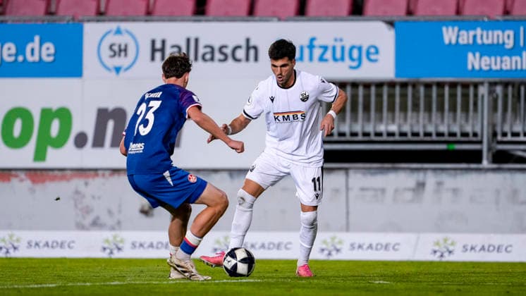 v li Kian Scheer FCK, 23, Mert Tasdelen SVS, 11, tackle, game scene, duel, tackle, tackling, dynamics, action, 02 10 2026, Sandhausen, Germany, soccer, Regionalliga Southwest, SV Sandhausen 1 vs. FC Kaiserslautern II xozx