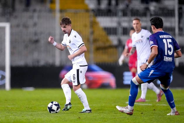 From left: Niklas Tarnat (SVS), 6; Dion Hofmeister (FCK), 15; Action; Game scene; October 2, 2026; Sandhausen, Germany; Soccer; Regionalliga Südwest; SV Sandhausen vs. 1. FC Kaiserslautern II xozx