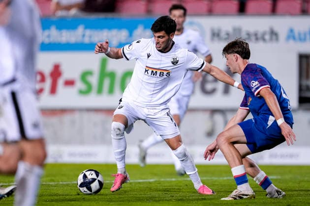 v li Mert Tasdelen SVS, 11, Kian Scheer FCK, 23, tackle, game scene, duel, tackle, tackling, dynamics, action, 02 10 2026, Sandhausen, Germany, soccer, Regionalliga Southwest, SV Sandhausen 1 vs. FC Kaiserslautern II xozx