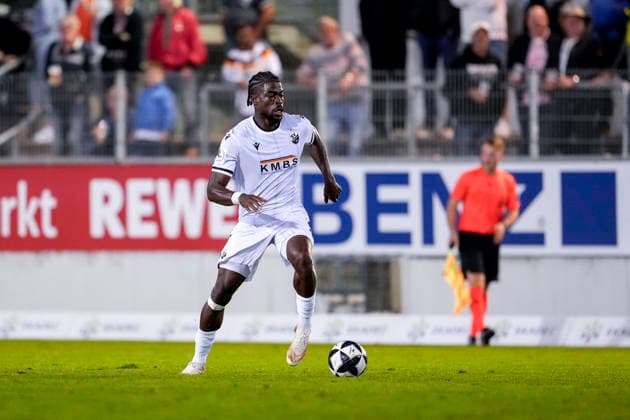 Kwabe Schulz SVS, 2, on the ball, cutout, full-body, single frame, single photo, action, 02 10 2026, Sandhausen, Germany, soccer, Regionalliga Südwest, SV Sandhausen vs. 1. FC Kaiserslautern II xozx