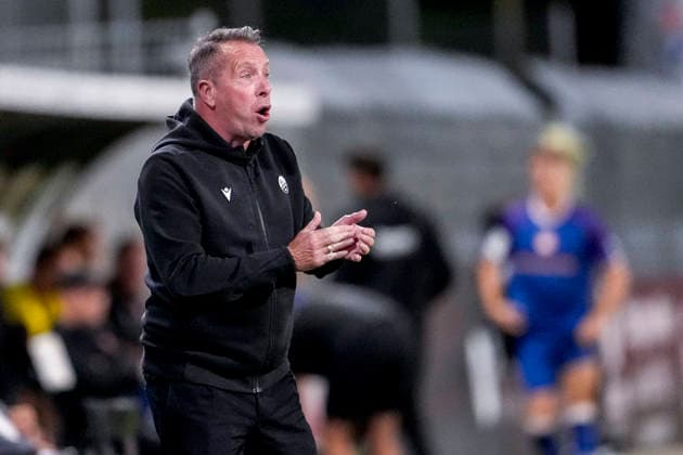 Markus Kauczinski, coach and head coach of SVS, gives instructions, gesturing with his arms; single frame, single photo, action, 02 10 2026, Sandhausen, Germany, soccer, Regionalliga Südwest, SV Sandhausen vs. 1. FC Kaiserslautern II xozx