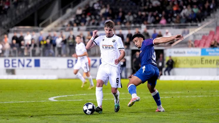 v li Niklas Tarnat SVS, 6, Nassim El Ouarti FCK, 33, tackle, game action, duel, tackle, tackling, dynamic, action, in the penalty area, penalty area scene, 10 02 2026, Sandhausen, Germany, soccer, Regionalliga Southwest, SV Sandhausen 1 vs. FC Kaiserslautern II xozx
