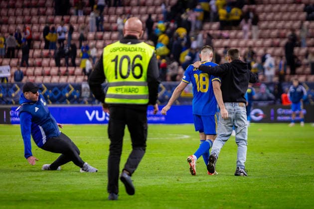UKRAINE - NORTHERN IRELAND Oleh Ocheretko of Ukraine and Shakhtar Donetsk attacked by pitch invader during UEFA Nations League - League B - Group B2 - Matchday 3 - football match between Ukraine and Northern Ireland. Anton Malatinsky Stadium, City Arena, Trnava, Slovakia, October 02, 2026. Photo by Branislav Racko Copyright: xx 080A0841