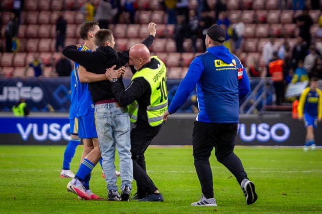 UKRAINE - NORTHERN IRELAND Oleh Ocheretko of Ukraine and Shakhtar Donetsk attacked by pitch invader during UEFA Nations League - League B - Group B2 - Matchday 3 - football match between Ukraine and Northern Ireland. Anton Malatinsky Stadium, City Arena, Trnava, Slovakia, October 02, 2026. Photo by Branislav Racko Copyright: xx 080A0858
