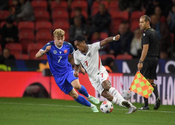 U21, U 21 England v U21 Slovakia, U21 UEFA EUROPEAN CHAMPIONSHIPS Samuel AM0-AMEYAWM of England and Matej RizniÄ of Slovakia battle for the ball during the U21 UEFA EUROPEAN CHAMPIONSHIPS match between U21 England and U21 Slovakia at the Bet365 Stadium, Stoke-on-Trent, UK on 2 October 2026. Stoke-on-Trent Bet365 Stadium Staffordshire UK Editorial use only , Copyright: xMarkxDunnx PSI-24952-0051