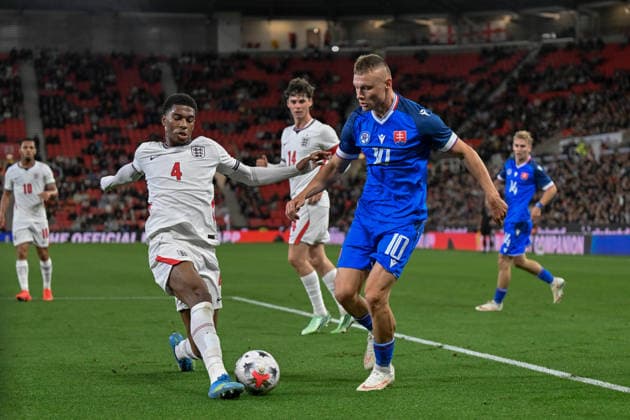 U21, U 21 England v U21 Slovakia, U21 UEFA EUROPEAN CHAMPIONSHIPS Ashley PHILLIPS of England and Nino Marcelli of Slovakia battle ofr the ball during the U21 UEFA EUROPEAN CHAMPIONSHIPS match between U21 England and U21 Slovakia at the Bet365 Stadium, Stoke-on-Trent, UK on 2 October 2026. Stoke-on-Trent Bet365 Stadium Staffordshire UK Editorial use only , Copyright: xMarkxDunnx PSI-24952-0055