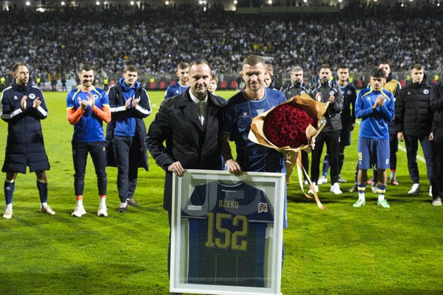 Edin Dzeko bids farewell to Bosnia and Herzegovina national team, Nationalteam ZENICA, BOSNIA AND HERZEGOVINA - OCTOBER 02: Edin Dzeko (11) of Bosnia and Herzegovina plays his final match for the national team during the UEFA Nations League Group B4 soccer match between Bosnia and Herzegovina and Sweden at Bilino Polje Stadium in Zenica, Bosnia and Herzegovina, on October 02, 2026, before being lifted onto his teammates’ shoulders and bidding farewell to supporters alongside his family after the match. Samir Jordamovic Anadolu Zenica Bosnia and Herzegovina. Editorial use only. Please get in touch for any other usage.  Copyright: x2026xAnadoluxSamirxJordamovicx