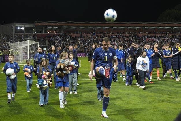 Edin Dzeko bids farewell to Bosnia and Herzegovina national team, Nationalteam ZENICA, BOSNIA AND HERZEGOVINA - OCTOBER 02: Edin Dzeko (11) of Bosnia and Herzegovina plays his final match for the national team during the UEFA Nations League Group B4 soccer match between Bosnia and Herzegovina and Sweden at Bilino Polje Stadium in Zenica, Bosnia and Herzegovina, on October 02, 2026, before being lifted onto his teammates’ shoulders and bidding farewell to supporters alongside his family after the match. Samir Jordamovic Anadolu Zenica Bosnia and Herzegovina. Editorial use only. Please get in touch for any other usage.  Copyright: x2026xAnadoluxSamirxJordamovicx