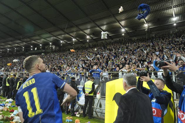 Edin Dzeko bids farewell to Bosnia and Herzegovina national team, Nationalteam ZENICA, BOSNIA AND HERZEGOVINA - OCTOBER 02: Edin Dzeko (11) of Bosnia and Herzegovina plays his final match for the national team during the UEFA Nations League Group B4 soccer match between Bosnia and Herzegovina and Sweden at Bilino Polje Stadium in Zenica, Bosnia and Herzegovina, on October 02, 2026, before being lifted onto his teammates’ shoulders and bidding farewell to supporters alongside his family after the match. Samir Jordamovic Anadolu Zenica Bosnia and Herzegovina. Editorial use only. Please get in touch for any other usage.  Copyright: x2026xAnadoluxSamirxJordamovicx