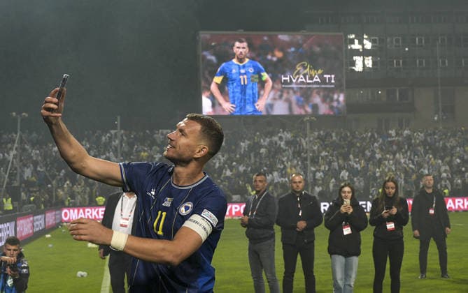 Edin Dzeko bids farewell to Bosnia and Herzegovina national team, Nationalteam ZENICA, BOSNIA AND HERZEGOVINA - OCTOBER 02: Edin Dzeko (11) of Bosnia and Herzegovina plays his final match for the national team during the UEFA Nations League Group B4 soccer match between Bosnia and Herzegovina and Sweden at Bilino Polje Stadium in Zenica, Bosnia and Herzegovina, on October 02, 2026, before being lifted onto his teammates’ shoulders and bidding farewell to supporters alongside his family after the match. Samir Jordamovic Anadolu Zenica Bosnia and Herzegovina. Editorial use only. Please get in touch for any other usage.  Copyright: x2026xAnadoluxSamirxJordamovicx