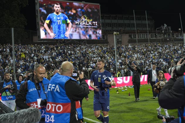 Edin Dzeko bids farewell to Bosnia and Herzegovina national team, Nationalteam ZENICA, BOSNIA AND HERZEGOVINA - OCTOBER 02: Edin Dzeko (11) of Bosnia and Herzegovina plays his final match for the national team during the UEFA Nations League Group B4 soccer match between Bosnia and Herzegovina and Sweden at Bilino Polje Stadium in Zenica, Bosnia and Herzegovina, on October 02, 2026, before being lifted onto his teammates’ shoulders and bidding farewell to supporters alongside his family after the match. Samir Jordamovic Anadolu Zenica Bosnia and Herzegovina. Editorial use only. Please get in touch for any other usage.  Copyright: x2026xAnadoluxSamirxJordamovicx