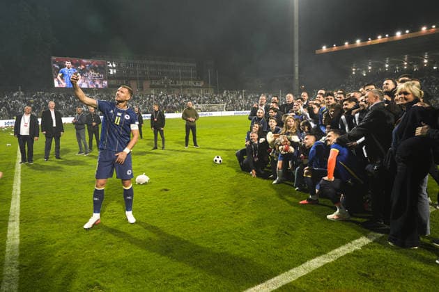 Edin Dzeko bids farewell to Bosnia and Herzegovina national team, Nationalteam ZENICA, BOSNIA AND HERZEGOVINA - OCTOBER 02: Edin Dzeko (11) of Bosnia and Herzegovina plays his final match for the national team during the UEFA Nations League Group B4 soccer match between Bosnia and Herzegovina and Sweden at Bilino Polje Stadium in Zenica, Bosnia and Herzegovina, on October 02, 2026, before being lifted onto his teammates’ shoulders and bidding farewell to supporters alongside his family after the match. Samir Jordamovic Anadolu Zenica Bosnia and Herzegovina. Editorial use only. Please get in touch for any other usage.  Copyright: x2026xAnadoluxSamirxJordamovicx