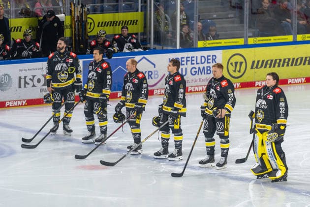 The Krefeld Pinguine s starting six before the game begins, GER, Krefeld Pinguine vs. ERC Ingolstadt, ice hockey, PENNY DEL, Matchday 5, 2026–2027 season, October 2, 2026, GER, Krefeld Pinguine vs. ERC Ingolstadt, ice hockey, PENNY DEL, Matchday 5, 2026–2027 season, October 2, 2026, Krefeld Copyright: xEibner-Pressefoto FabianxFriesex EP_FFE