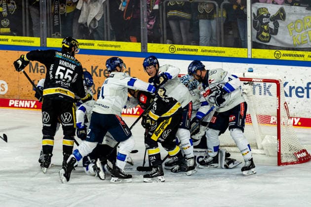 Players come to blows, GER, Krefeld Pinguine vs. ERC Ingolstadt, ice hockey, PENNY DEL, Matchday 5, 2026–2027 season, October 2, 2026, GER, Krefeld Pinguine vs. ERC Ingolstadt, ice hockey, PENNY DEL, Matchday 5, 2026–2027 season, October 2, 2026, Krefeld Copyright: xEibner-Pressefoto FabianxFriesex EP_FFE