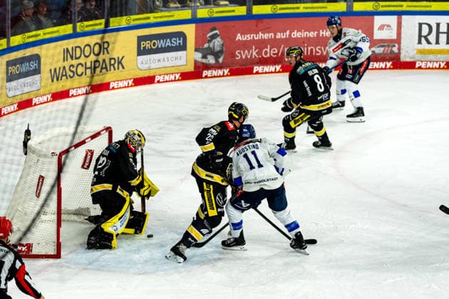 Juha Jatkola, Krefeld Pinguine, 32, stops the puck, GER, Krefeld Pinguine vs. ERC Ingolstadt, ice hockey, PENNY DEL, Matchday 5, 2026–2027 season, October 2, 2026, GER, Krefeld Pinguine vs. ERC Ingolstadt, ice hockey, PENNY DEL, Matchday 5, 2026–2027 season, October 2, 2026, Krefeld Copyright: xEibner-Pressefoto FabianxFriesex EP_FFE