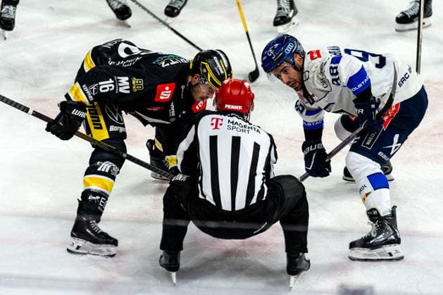 Faceoff between Tanner Kero of the Krefeld Pinguine (No. 16) and Peter Abbandonato of ERC Ingolstadt (No. 98), GER, Krefeld Pinguine vs. ERC Ingolstadt, ice hockey, PENNY DEL, Matchday 5, 2026–2027 season, October 2, 2026, GER, Krefeld Pinguine vs. ERC Ingolstadt, ice hockey, PENNY DEL, Matchday 5, 2026–2027 season, October 2, 2026, Krefeld Copyright: xEibner-Pressefoto FabianxFriesex EP_FFE