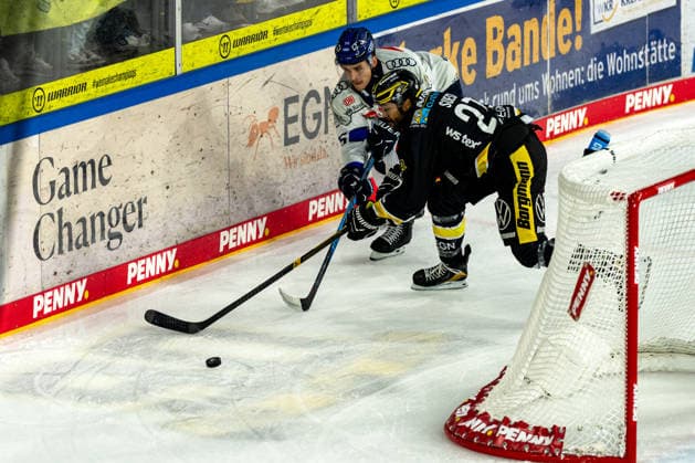 Edwin Tropmann (ERC Ingolstadt), 55, vs. C. J. Suess (Krefeld Pinguine), 27, GER, Krefeld Pinguine vs. ERC Ingolstadt, ice hockey, PENNY DEL, Matchday 5, 2026–2027 season, October 2, 2026, GER, Krefeld Pinguine vs. ERC Ingolstadt, Ice Hockey, PENNY DEL, Matchday 5, 2026–2027 Season, October 2, 2026, Krefeld Copyright: xEibner-Pressefoto FabianxFriesex EP_FFE