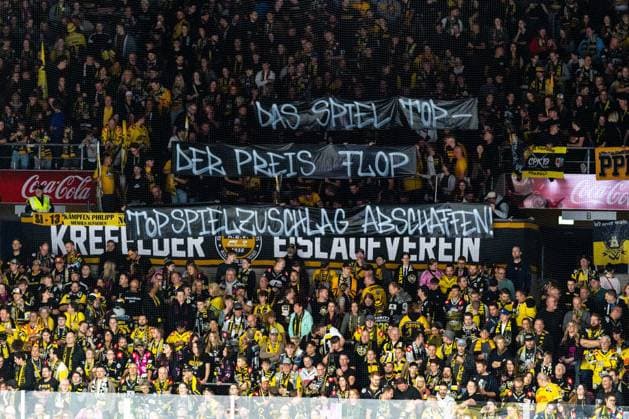 Krefeld Fans Banner: THE GAME: TOP, THE PRICE: FLOP—ABOLISH THE TOP-GAME SURCHARGE, GER, Krefeld Pinguine vs. ERC Ingolstadt, Ice Hockey, PENNY DEL, Matchday 5, 2026–2027 Season, October 2, 2026 GER, Krefeld Pinguine vs. ERC Ingolstadt, Ice Hockey, PENNY DEL, Matchday 5, 2026–2027 Season, October 2, 2026 Krefeld Copyright: xEibner-Pressefoto FabianxFriesex EP_FFE
