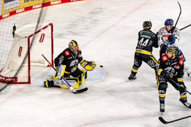 Juha Jatkola, Krefeld Pinguine, 32, catches the puck, GER, Krefeld Pinguine vs. ERC Ingolstadt, ice hockey, PENNY DEL, Matchday 5, 2026–2027 season, October 2, 2026, GER, Krefeld Pinguine vs. ERC Ingolstadt, ice hockey, PENNY DEL, Matchday 5, 2026–2027 season, October 2, 2026, Krefeld Copyright: xEibner-Pressefoto FabianxFriesex EP_FFE