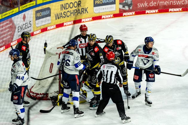 Commotion in front of the Krefeld goal, GER, Krefeld Pinguine vs. ERC Ingolstadt, ice hockey, PENNY DEL, Matchday 5, 2026–2027 season, October 2, 2026, Germany, Krefeld Pinguine vs. ERC Ingolstadt, Ice Hockey, PENNY DEL, Matchday 5, 2026–2027 Season, October 2, 2026, Krefeld Copyright: xEibner-Pressefoto FabianxFriesex EP_FFE