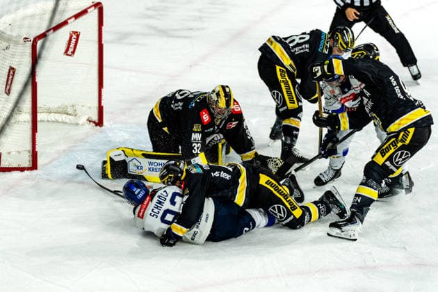 Daniel Schmoelz of ERC Ingolstadt, 92, tries to direct the puck into the Krefeld goal, GER, Krefeld Pinguine vs. ERC Ingolstadt, ice hockey, PENNY DEL, Matchday 5, 2026–2027 season, October 2, 2026, GER, Krefeld Pinguine vs. ERC Ingolstadt, Ice Hockey, PENNY DEL, Matchday 5, 2026–2027 Season, October 2, 2026, Krefeld Copyright: xEibner-Pressefoto FabianxFriesex EP_FFE