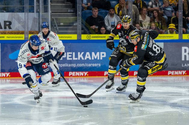 Face-off between Myles Powell (ERC Ingolstadt, 09) and Philip Gogulla (Krefeld Pinguine, 87), GER, Krefeld Pinguine vs. ERC Ingolstadt, ice hockey, PENNY DEL, Matchday 5, 2026–2027 season, October 2, 2026, GER, Krefeld Pinguine vs. ERC Ingolstadt, Ice Hockey, PENNY DEL, Matchday 5, 2026–2027 Season, October 2, 2026, Krefeld Copyright: xEibner-Pressefoto FabianxFriesex EP_FFE