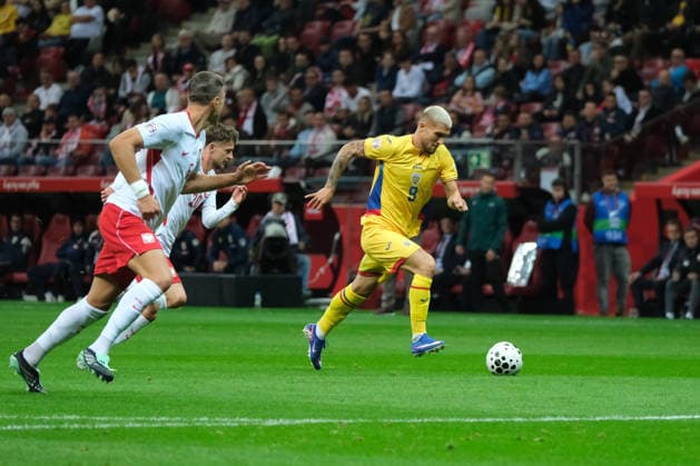 October 2, 2026, Warsaw, Masovian Voivodeship, Poland: Romania s DANIEL BIRLIGEA (9) and Poland s JAN BEDNAREK (5) and SEBASTIAN SZYMANSKI (20) in action during a UEFA Nations League Group B4 match between the Polish and Romanian national teams at the PGE Narodowy Stadium in Warsaw. Poland went on to win against Romania 6 goals to 0. Soccer 2026: UEFA Nations League: Poland 6:0 Romania  - ZUMAk204 20261002_zip_k204_007 Copyright: xRomanxKozielx