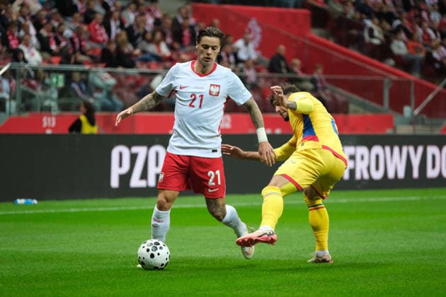October 2, 2026, Warsaw, Masovian Voivodeship, Poland: Poland s NICOLA ZALEWSKI (21) and Romania s ANDREI RATIU (2) in action during a UEFA Nations League Group B4 match between the Polish and Romanian national teams at the PGE Narodowy Stadium in Warsaw. Poland went on to win against Romania 6 goals to 0. Soccer 2026: UEFA Nations League: Poland 6:0 Romania - ZUMAk204 20261002_zip_k204_008 Copyright: xRomanxKozielx