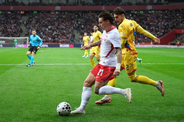 October 2, 2026, Warsaw, Masovian Voivodeship, Poland: Poland s NICOLA ZALEWSKI (21) and Romania s ANDREI RATIU (2) in action during a UEFA Nations League Group B4 match between the Polish and Romanian national teams at the PGE Narodowy Stadium in Warsaw. Poland went on to win against Romania 6 goals to 0. Soccer 2026: UEFA Nations League: Poland 6:0 Romania - ZUMAk204 20261002_zip_k204_016 Copyright: xRomanxKozielx