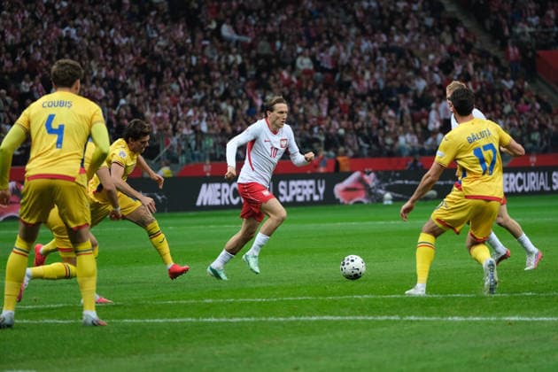 October 2, 2026, Warsaw, Masovian Voivodeship, Poland: Poland s PI ZIELINSKI (10) in action against Romania s IANIS HAGI (14), ANDREI COUBIS (4), and TUDOR BALUTA (17) during a UEFA Nations League Group B4 match between the Polish and Romanian national teams at the PGE Narodowy Stadium in Warsaw. Poland went on to win against Romania 6 goals to 0. Soccer 2026: UEFA Nations League: Poland 6:0 Romania - ZUMAk204 20261002_zip_k204_029 Copyright: xRomanxKozielx