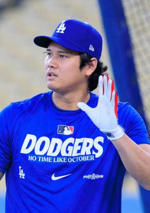 October 2, 2026, Los Angeles, California, USA: Shohei Ohtani 17 of the Los Angeles Dodgers at bat during a workout in preparation for Game 1 of the NLDS game against the Atlanta Braves on Friday October 2, 2026 at Dodger Stadium in Los Angeles, California. JAVIER ROJAS PI Dodgers NLDS - Workout  - ZUMAp124 20261002_zaa_p124_100 Copyright: xJavierxRojasx