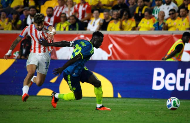 Colombia v Paraguay - International Friendly, Länderspiel, Nationalmannschaft Colombia s No. 23, Davison Sanchez, competes for the ball during the friendly match between Colombia and Paraguay on October 2, 2026, at Illustrator in Harrison, New Jersey. Paraguay defeated Colombia 1-0 on a goal by Hugo Benitez. NEW JERSEY United States Copyright: xDeccioxSerranox originalFilename:serrano-notitle261002_np6h7