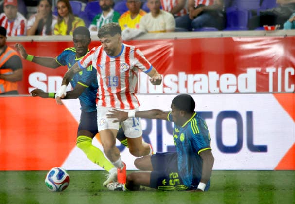 Colombia v Paraguay - International Friendly, Länderspiel, Nationalmannschaft Paraguay s No. 19, Julio Enciso, competes for the ball during the friendly match between Colombia and Paraguay on October 2, 2026, at Illustrator in Harrison, New Jersey. Paraguay defeated Colombia 1-0 on a goal by Hugo Benitez. NEW JERSEY United States  Copyright: xDeccioxSerranox originalFilename:serrano-notitle261002_nps8j.jpg