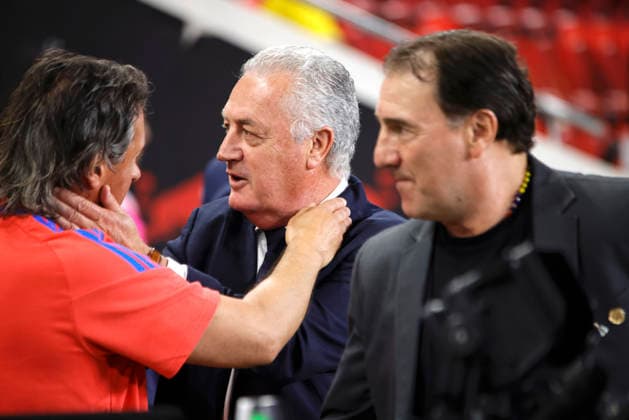 Colombia v Paraguay - International Friendly, Länderspiel, Nationalmannschaft Paraguay coach Gustavo Alfaro (center) and Colombia coach Nestor Lorenzo (right) during the friendly match between Colombia and Paraguay at Illustrator in Harrison, New Jersey, on October 2, 2026. Paraguay defeated Colombia 1-0 on a goal by Hugo Benitez. NEW JERSEY United States Copyright: xDeccioxSerranox originalFilename:serrano-notitle261002_npZm3