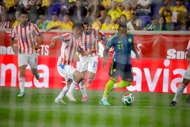 Colombia v Paraguay - International Friendly, Länderspiel, Nationalmannschaft Colombia s No. 21, Jaminton Leandro Campaz, competes for the ball during the friendly match between Colombia and Paraguay on October 2, 2026, at Illustrator in Harrison, New Jersey. Paraguay defeated Colombia 1-0 on a goal by Hugo Benitez. NEW JERSEY United States  Copyright: xDeccioxSerranox originalFilename:serrano-notitle261002_npel6.jpg