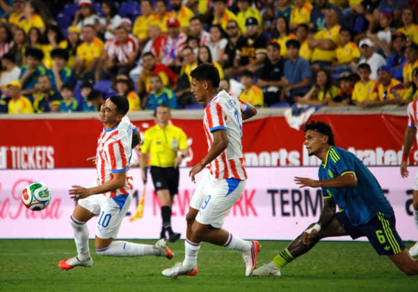 Colombia v Paraguay - International Friendly, Länderspiel, Nationalmannschaft Paraguay s No. 10, Miguel Almiron, competes for the ball during the friendly match between Colombia and Paraguay on October 2, 2026, at Illustrator in Harrison, New Jersey. Paraguay defeated Colombia 1-0 on a goal by Hugo Benitez. NEW JERSEY United States Copyright: xDeccioxSerranox originalFilename:serrano-notitle261002_npOXG