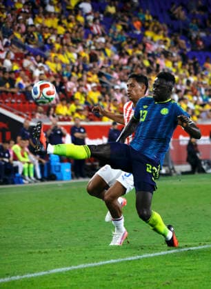 Colombia v Paraguay - International Friendly, Länderspiel, Nationalmannschaft Colombia s No. 23, Davison Sanchez, competes for the ball during the friendly match between Colombia and Paraguay on October 2, 2026, at Illustrator in Harrison, New Jersey. Paraguay defeated Colombia 1-0 on a goal by Hugo Benitez. NEW JERSEY United States Copyright: xDeccioxSerranox originalFilename:serrano-notitle261002_np9Hy