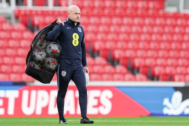 England v Slovakia - UEFA U21, U 21 EURO 2027 Qualifier Lee Carsley, manager of England U21s, carries the balls out ready for warm-up during the UEFA Under 21 Championship Qualifiers Group D match between England Under 21s and Slovakia at the bet365 Stadium in Stoke-on-Trent, on October 2, 2026. Stoke-on-Trent Staffordshire United Kingdom Copyright: xMIxNewsx originalFilename:fletcher-englandu261002_npEBW